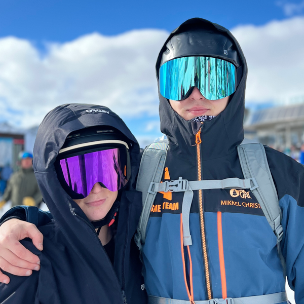 Glaciér skibriller med lilla spejlglas på skiløber i bjergene