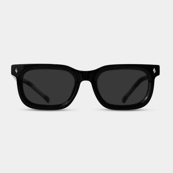 Sort solbrille med firkantede glas og diamant-logo på stængerne