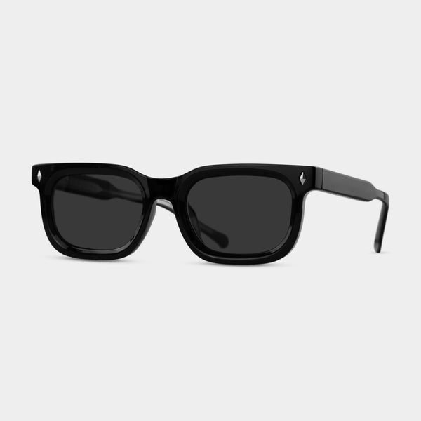 Sort solbrille med firkantede glas og mørkegrå linser fra Fadeless Oliver Blackout kollektion