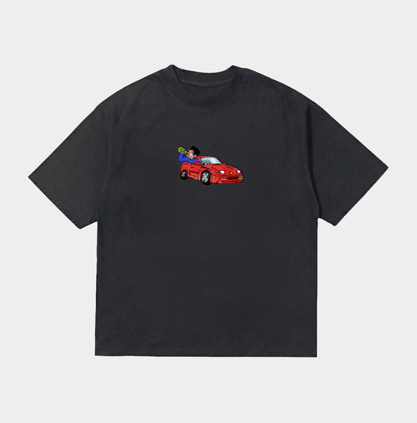 Sort oversized t-shirt med anime-inspireret print af rød sportsbil og karakter