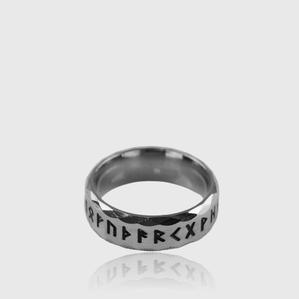 Sølvfarvet ring med nordiske runer graveret rundt omkring