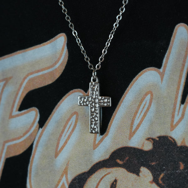 Hammered Cross Halskæde – Rustik sølv kors halskæde