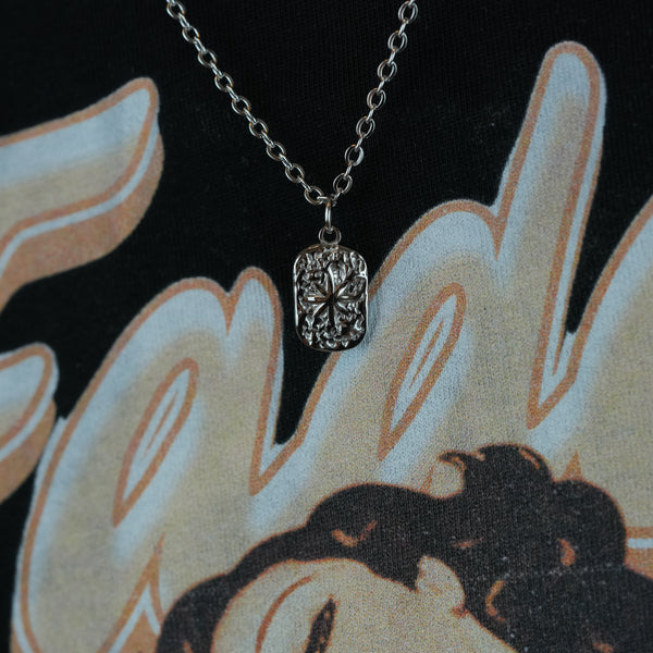 Hammered Sun Halskæde – Hamret sol halskæde i sølvfarvet stål