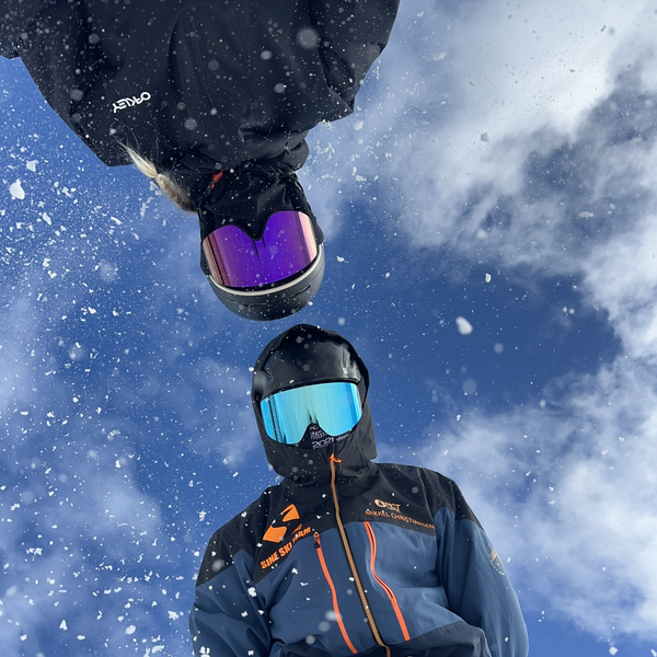 Glaciér skibriller med lilla spejlglas i aktion på snedækket piste