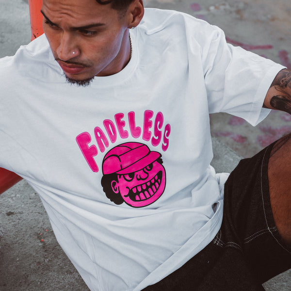 Mand iført hvid Fadeless oversized t-shirt med pink Padeless grafik og karakterdesign