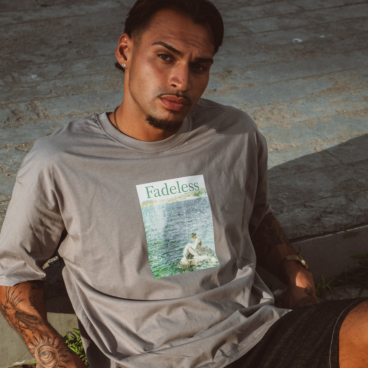 Mand i beige Fadeless Origin Tee oversized t-shirt med grafisk print