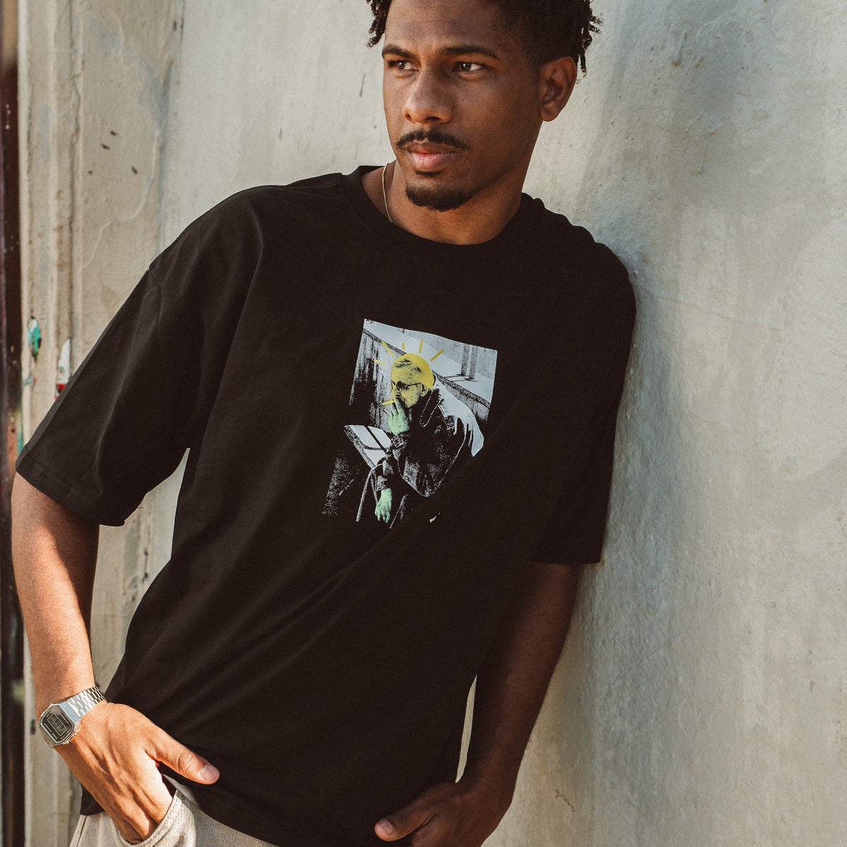 Mand i sort oversized t-shirt med kunstnerisk print fra Fadeless kollektion