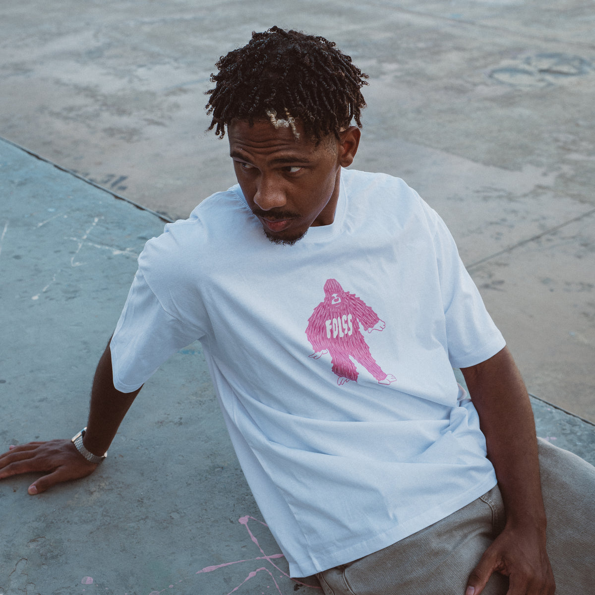 Mand i hvid Ray Tee Pink t-shirt med pink monster print fra Fadeless ved pool