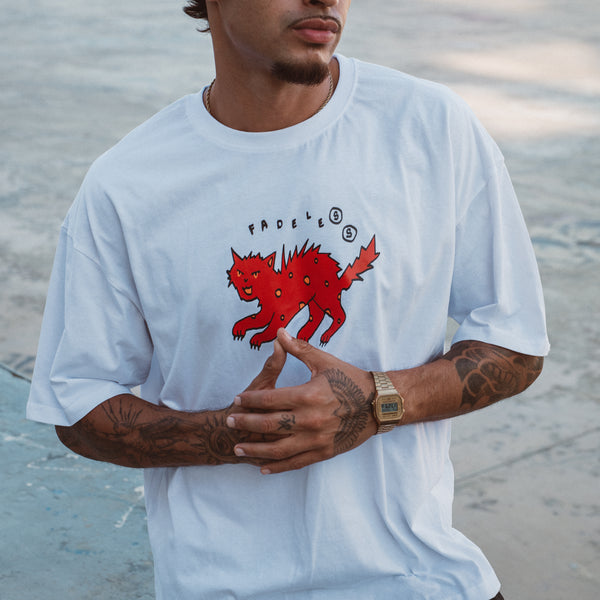 Hvid oversized t-shirt med rødt katte-print fra Fadeless, mand ved strand