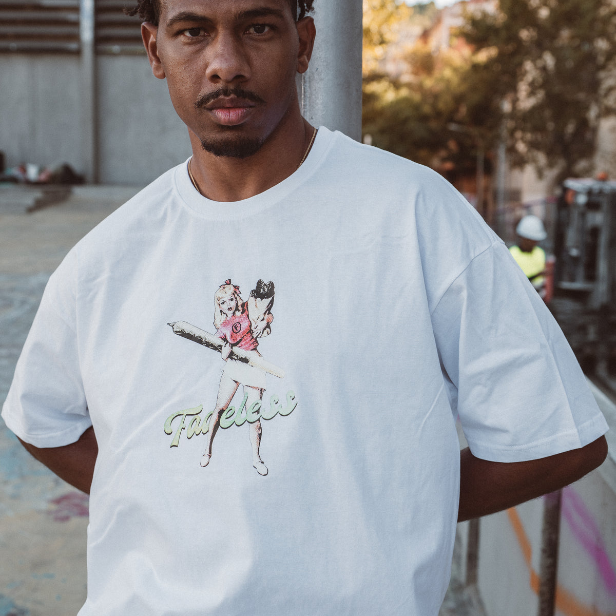 Hvid oversized t-shirt med kunstnerisk print, mand modelbillede