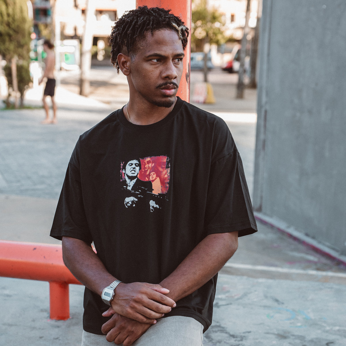 Mand i sort oversized Montana Tee fra Fadeless med grafisk print på gaden